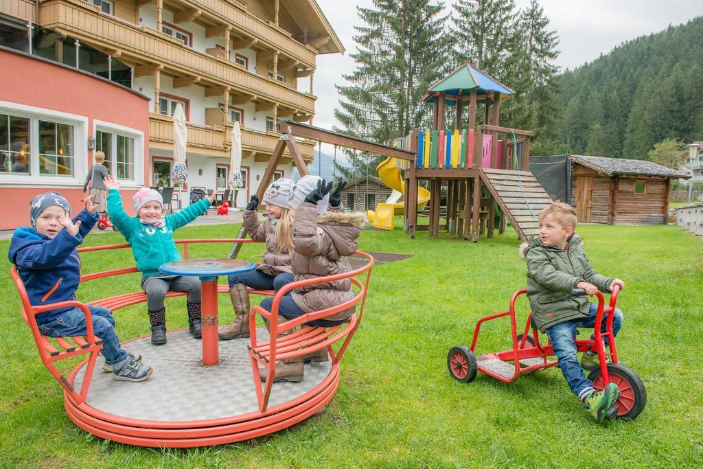 Hotel Grundlhof Bramberg am Wildkogel Exterior foto